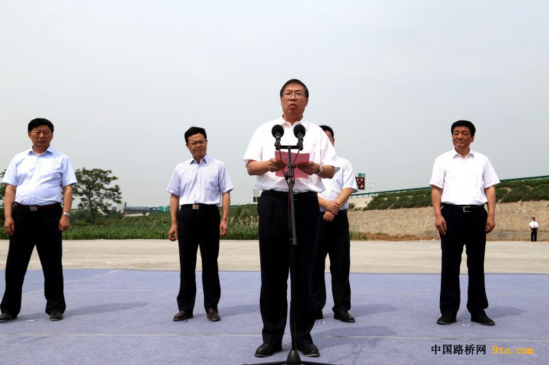 圖為中國(guó)鐵建總裁莊尚標(biāo)在合銅、吳華高速公路項(xiàng)目開工儀式發(fā)表重要講話